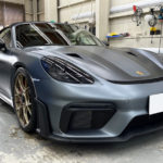 ポルシェ「718スパイダーRS」艶消しプロテクションフィルムでボディをマットグレーに。