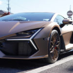 ランボルギーニ「レヴエルト」ゴールド調のマットボディに、艶消しプロテクションフィルムを施工。